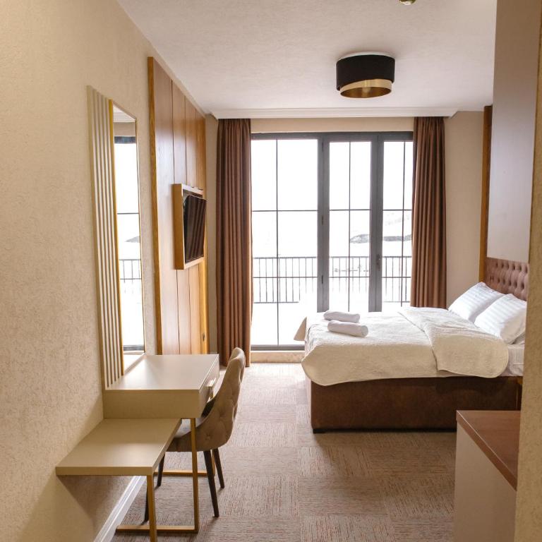 Hotel Falcon - Deluxe King Room - 6