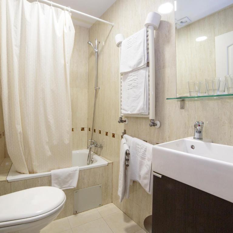 Hostal Adria Santa Ana - Camera Tripla con Letto Supplementare - 5