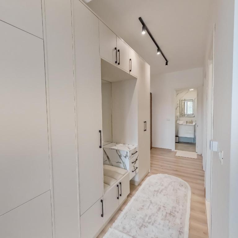 Luxury 2 Bedroom Apartment Close To The Beach - Two-Bedroom Apartment - 13