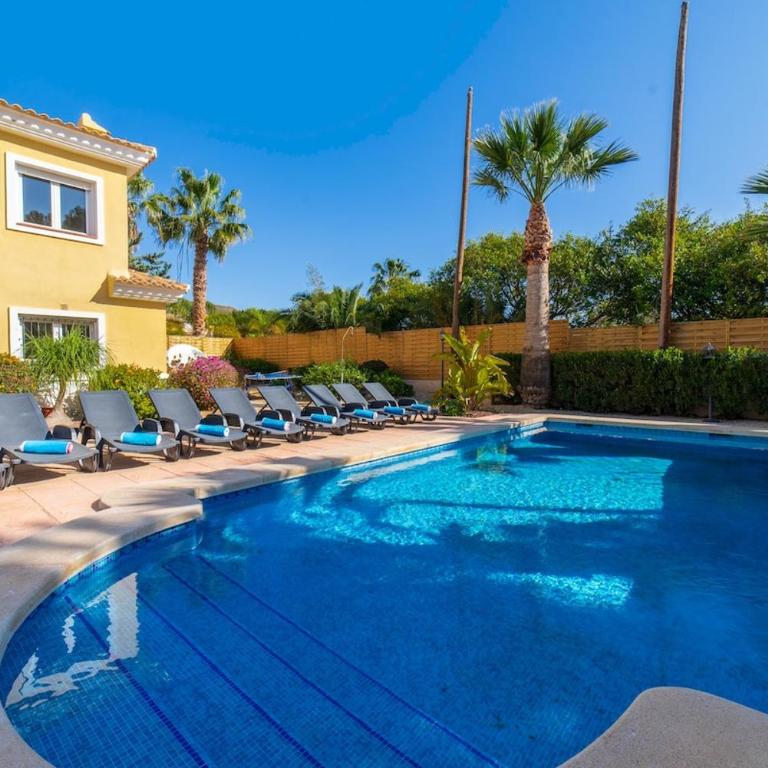 4 Bedroom Luxury Villa with Heated 15m Pool For Up-To 10 Guests - Villa with Private Pool - 3