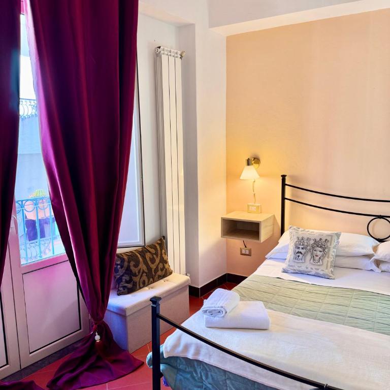 Taorminas Sun Central Boutique Guesthouse & Suites - Camera Matrimoniale con Balcone - 8