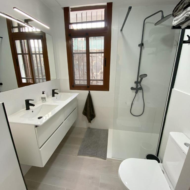 Refurbished apartment next to the beach - Three-Bedroom Apartment - 11