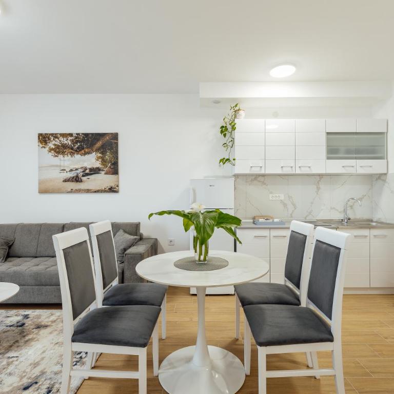 Apartments Ivo Herceg Novi - Two-Bedroom Apartment with Garden View - 4