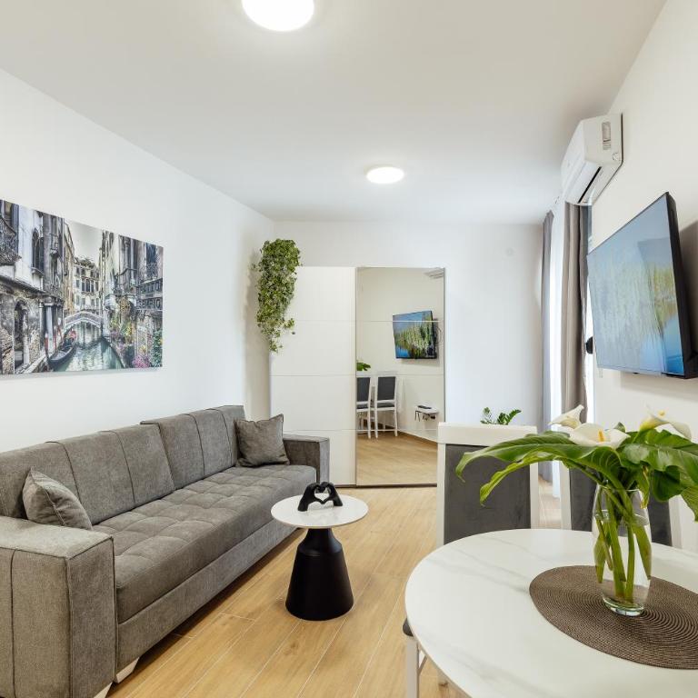 Apartments Ivo Herceg Novi - One-Bedroom Apartment with Garden View - 1