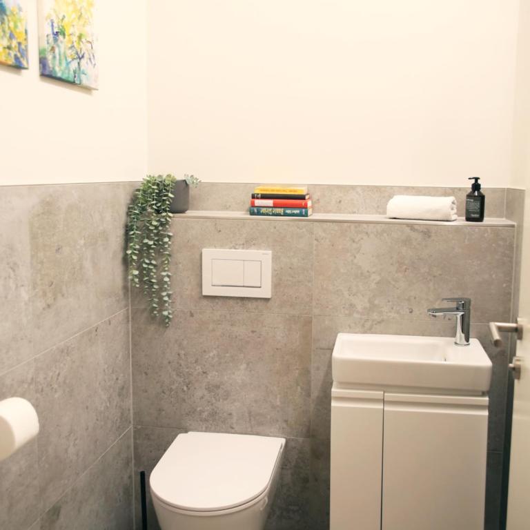 SEE & THE CITY apartments - One-Bedroom Apartment with Balcony and Mountain View - 3