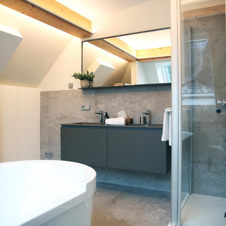 SEE & THE CITY apartments - One-Bedroom Apartment with Balcony and Mountain View - 8