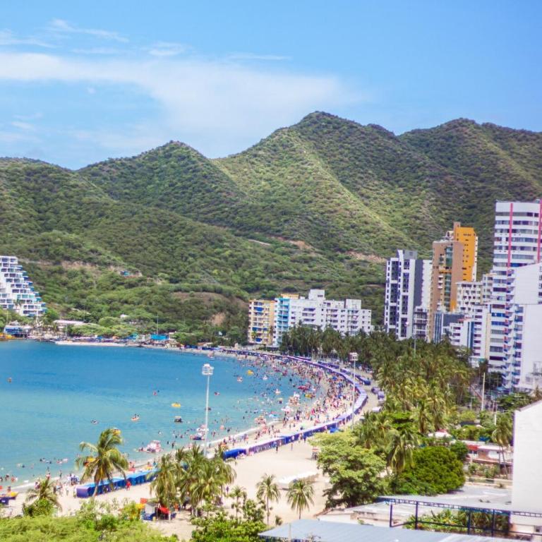 Apartamento con vista al mar en El Rodadero Santa Marta - Three-Bedroom Apartment - 1