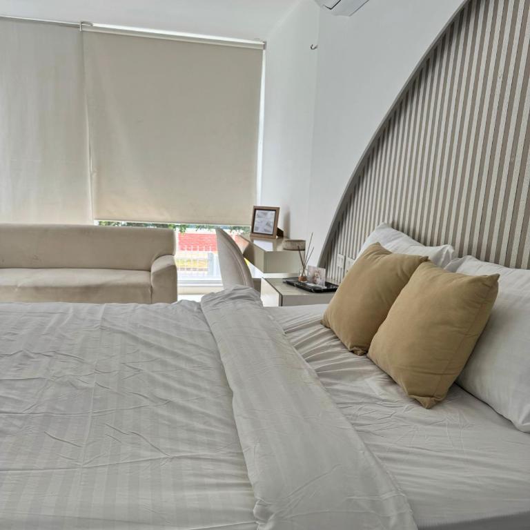 Habitación de Lujo a pocos metros del parque de la leyenda - Habitación Doble con balcón - 4