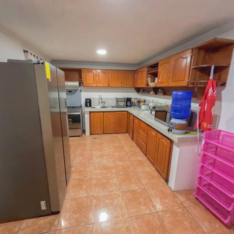 Casa amplia frente a un parque, se aceptan mascotas - Casa de 4 dormitorios - 11