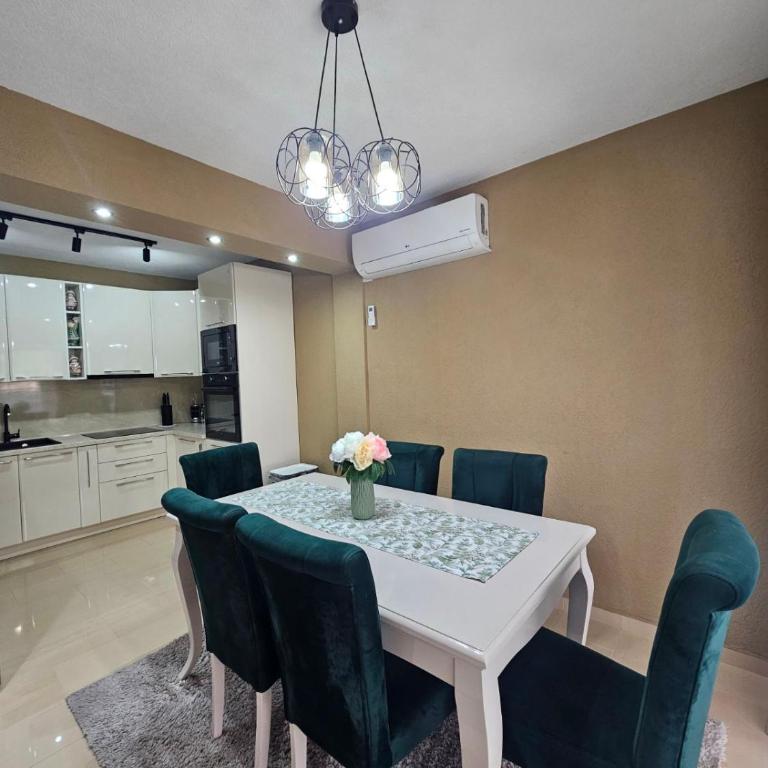 Sun Rays - Three-Bedroom Apartment - 31