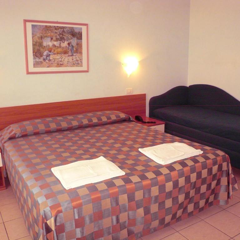 Hotel Iones - Camera Matrimoniale/Doppia con Letti Singoli con Balcone - 4
