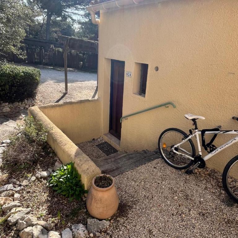 Maisonnette de charme dans domaine naturiste au pied du Mont Ventoux ! - Maison 2 Chambres - 15