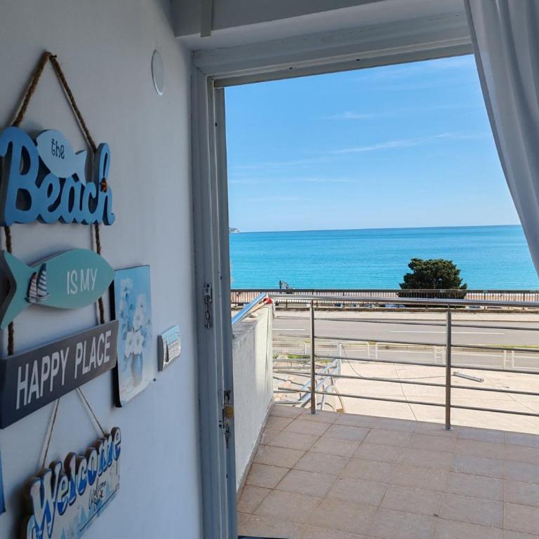 Seaview, just across the beach, Bečići - One-Bedroom Apartment - 4