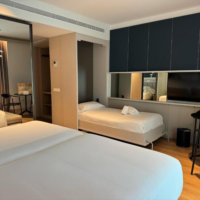 Hotel Bécquer - Habitación Doble con cama supletoria - 2 camas - 6