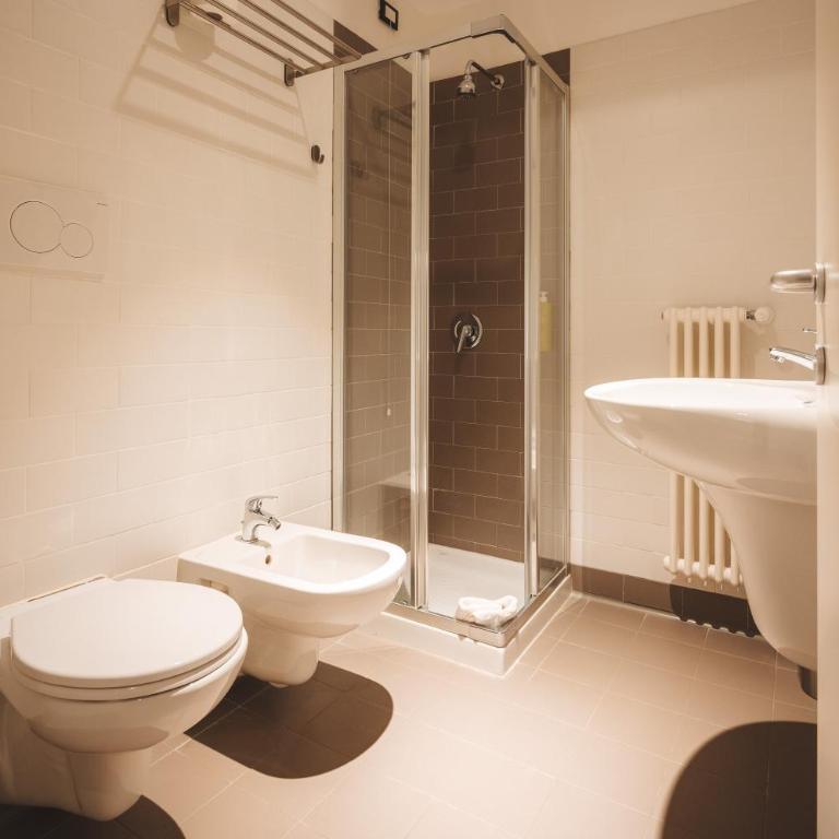 Lecco Hostel & Rooms - Camera Matrimoniale con Bagno Privato - 4