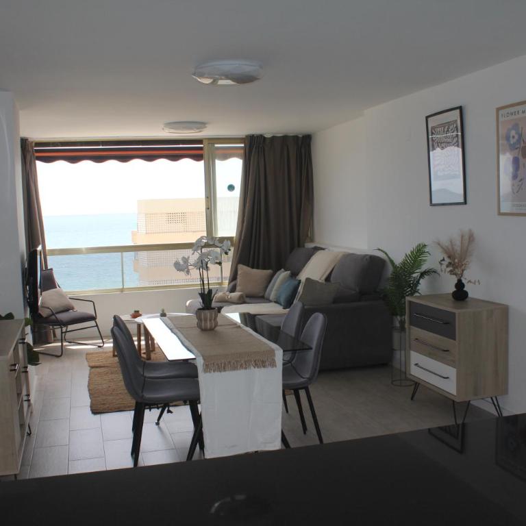 Apartamento ensueño 1a linea playa poniente 6 PAX parking wifi y AC - Three-Bedroom Apartment with Sea View - 19
