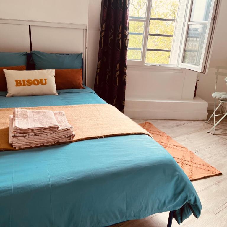 Place équipe au Coeur de Paris avec Vue sur l'Arc de Triomphe et la Tour Eiffel - Chambre Double avec Salle de Bains Privative - 2