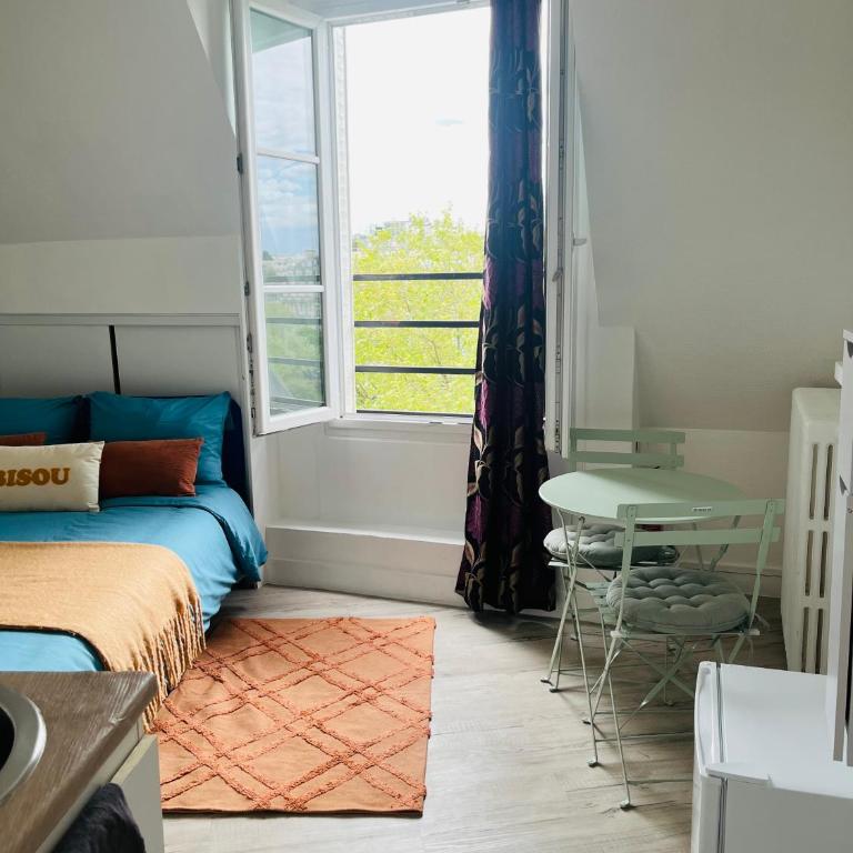 Place équipe au Coeur de Paris avec Vue sur l'Arc de Triomphe et la Tour Eiffel - Chambre Double avec Salle de Bains Privative - 5