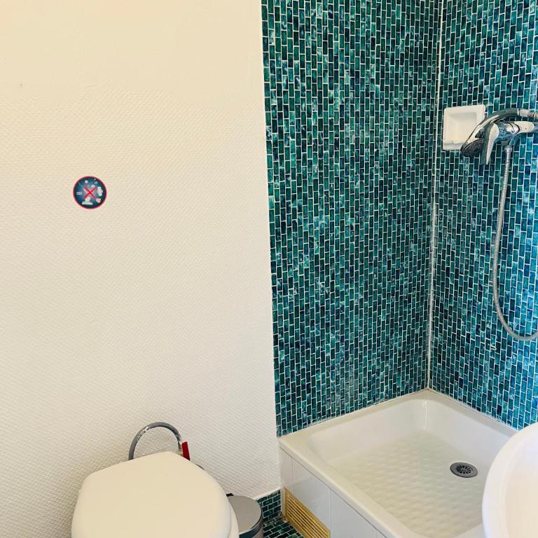 Place équipe au Coeur de Paris avec Vue sur l'Arc de Triomphe et la Tour Eiffel - Chambre Double avec Salle de Bains Privative - 21