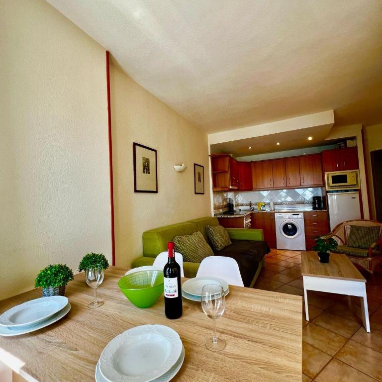 Beachfront Holiday Apartment in Benalbeach - Apartment with Sea View - 4