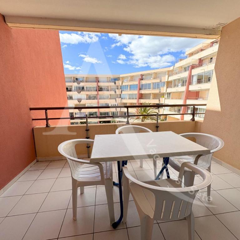 Terrasse vue piscine et apercu mer pour 4 personnes avec garage - Apartment mit Poolblick - 8