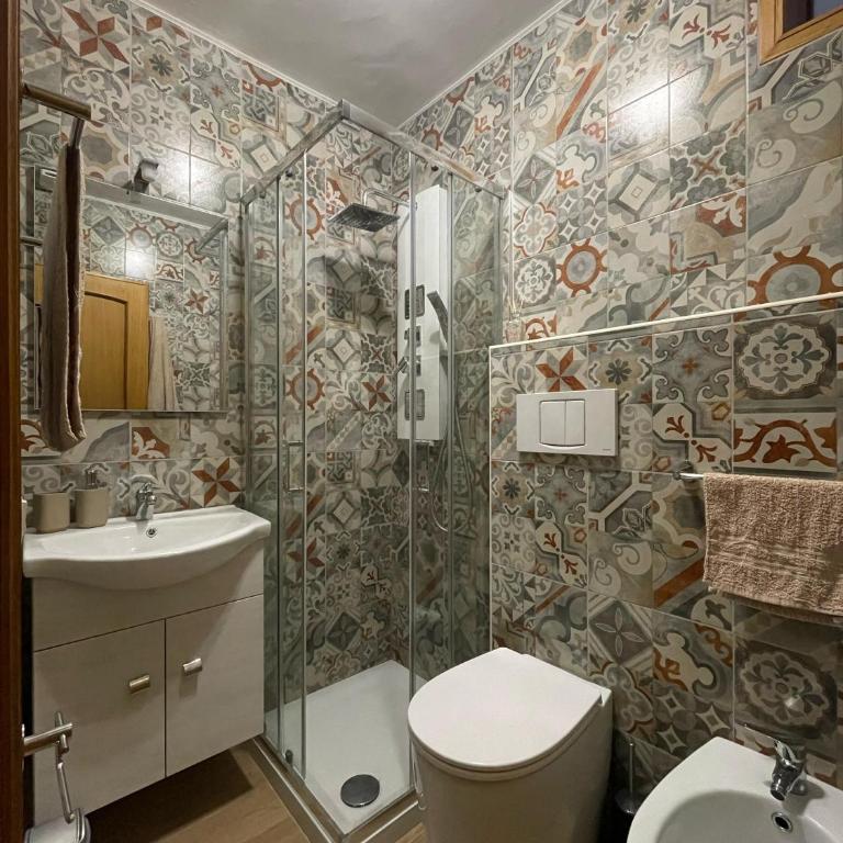 Mady's Guesthouse - Camera Matrimoniale con Bagno Privato Esterno - 3