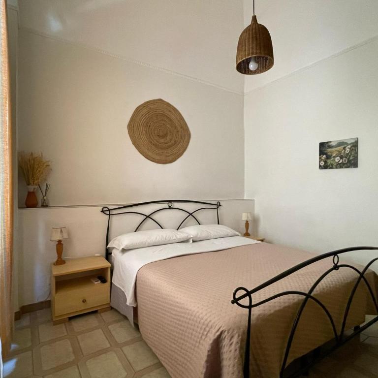 Mady's Guesthouse - Camera Matrimoniale con Bagno Privato Esterno - 4