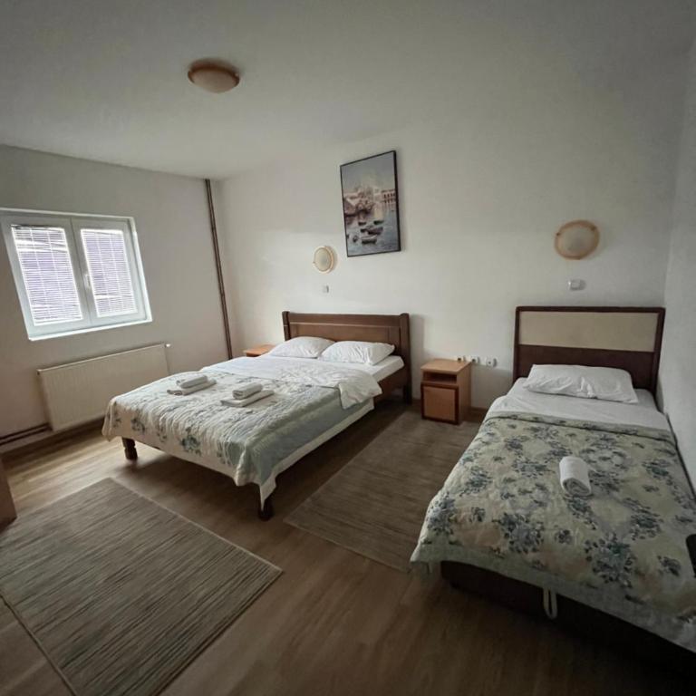Hotel Lovac - One-Bedroom Apartment with Balcony - 12