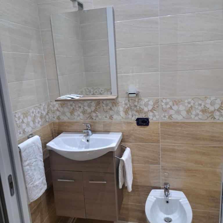 AreA DomuS - Camera Matrimoniale con Bagno Privato - 35