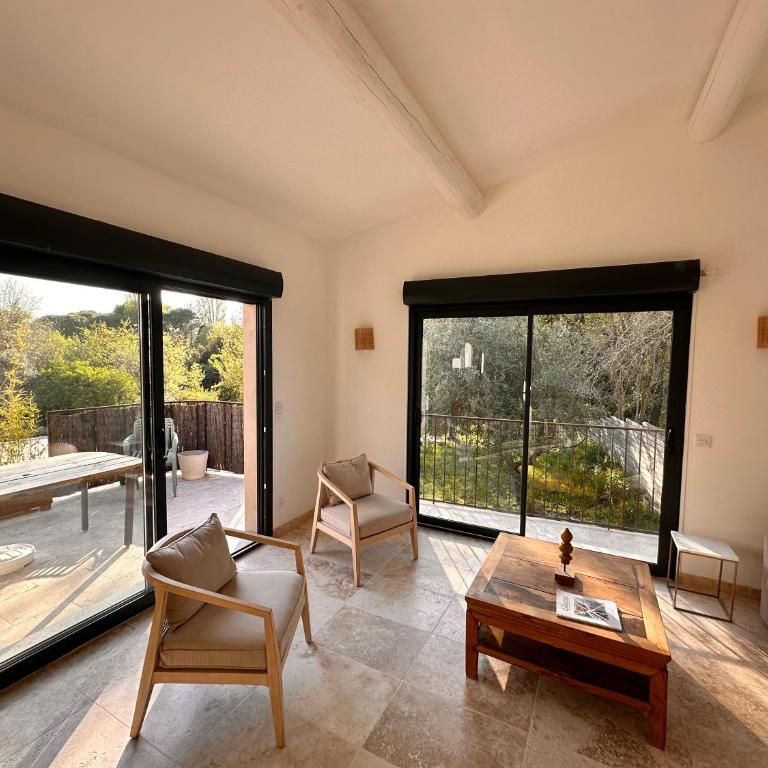 La maison d'HamiH "Gîte et Chambres d'hôtes - Studio - Vue sur Piscine - 16