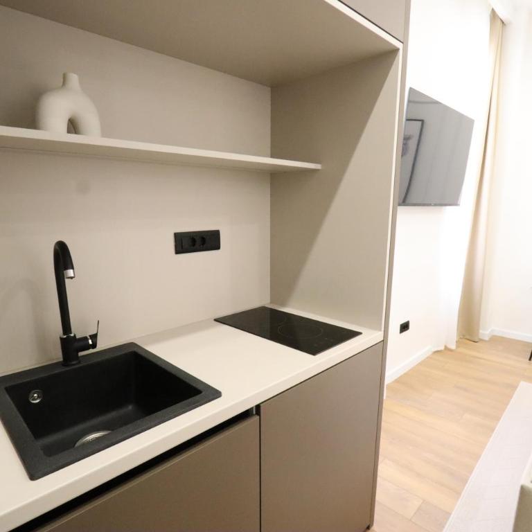 Din Luxury Apartments - Studio Apartment - 8