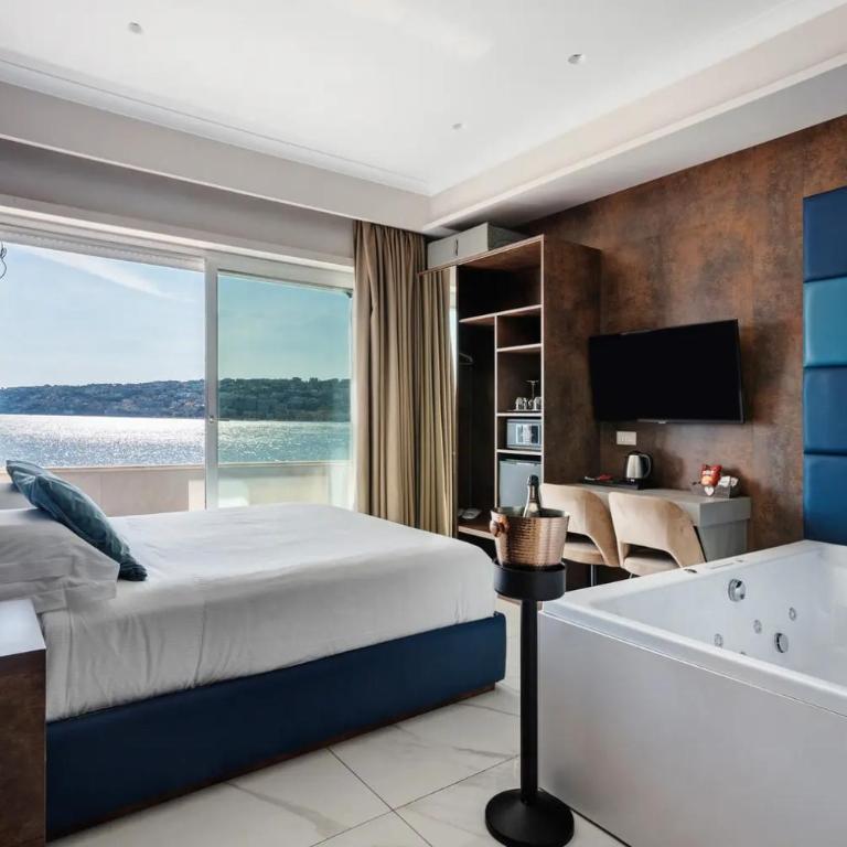 Imperatrice Suites - Deluxe Double Room with Sea View - 2