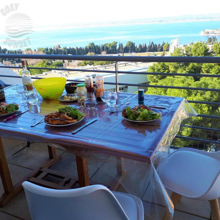 T2 terrasse vue panoramique, piscine, parking, wifi, 2 tv connectées, netflix, clim, ascenseur, barbecue - Appartement - Vue sur Lac - 53