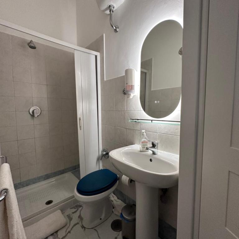 Român Holidays - Bed in 5-Bed Mixed Dormitory Room - 23