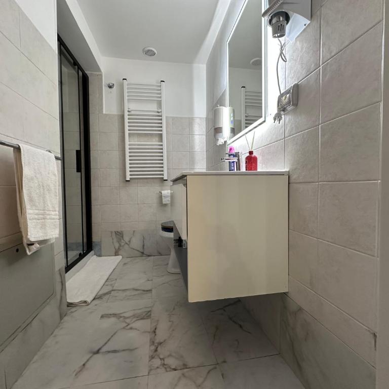 Român Holidays - Double Room with Shared Bathroom - 10