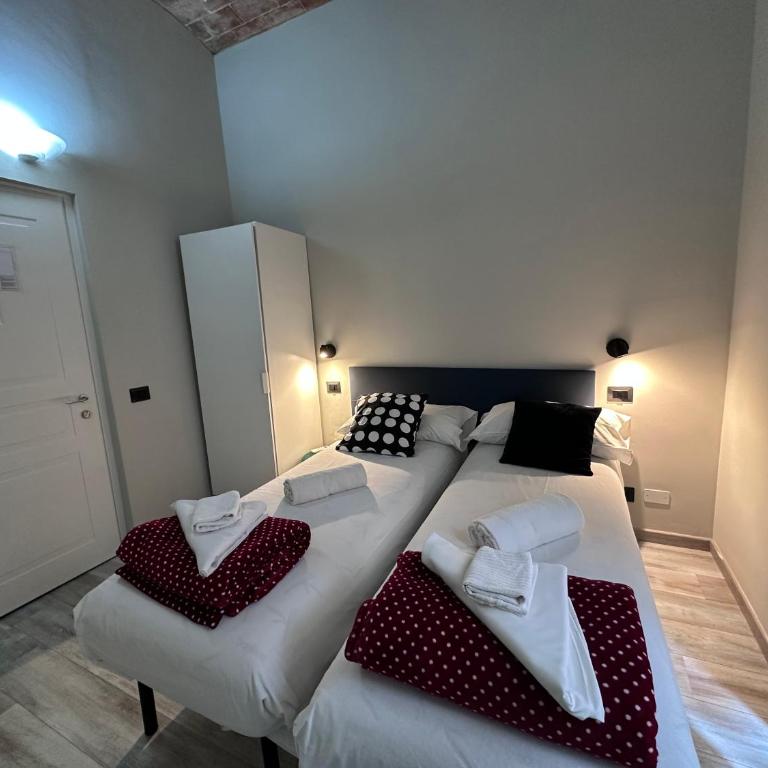 Român Holidays - Twin Room with Shared Bathroom - 7