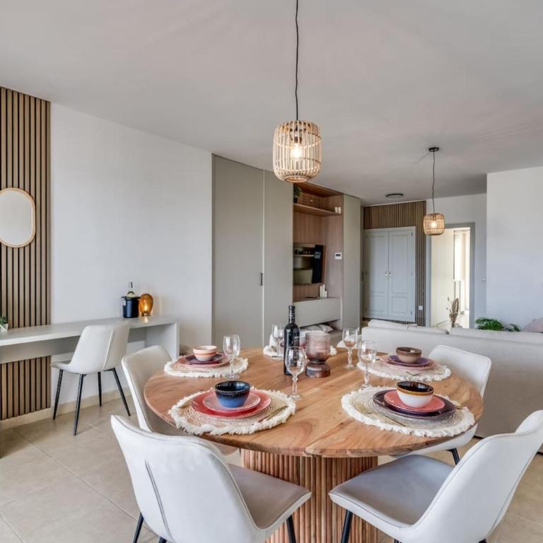 Ultimate Rentals - Scenic 2BR Haven Breathtaking Sea and Garden Views - Apartment - 1