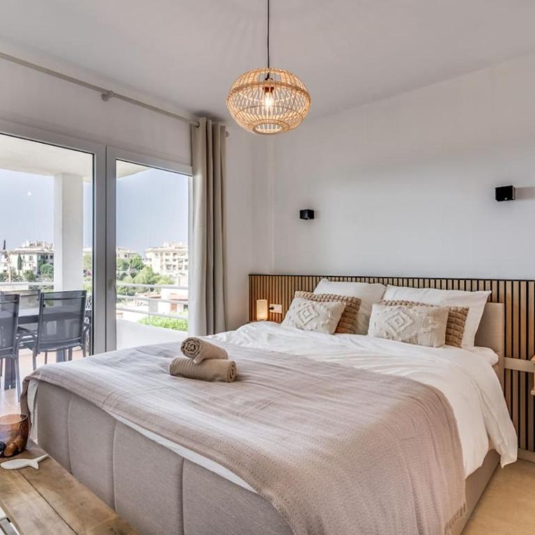 Ultimate Rentals - Scenic 2BR Haven Breathtaking Sea and Garden Views - Apartment - 3