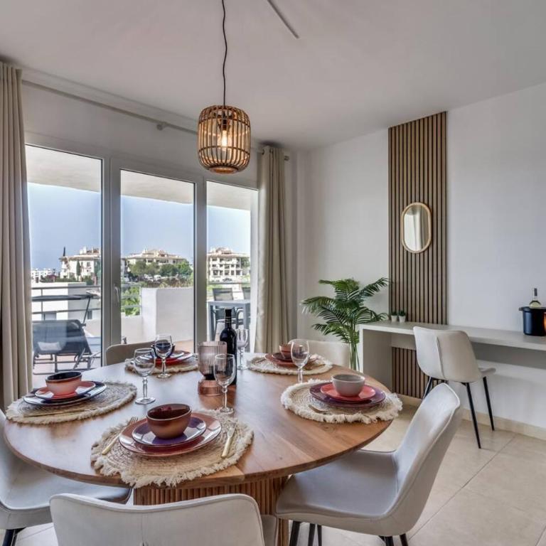 Ultimate Rentals - Scenic 2BR Haven Breathtaking Sea and Garden Views - Apartment - 8