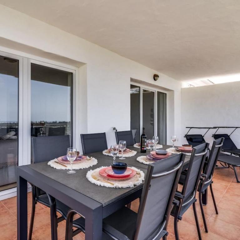 Ultimate Rentals - Scenic 2BR Haven Breathtaking Sea and Garden Views - Apartment - 11