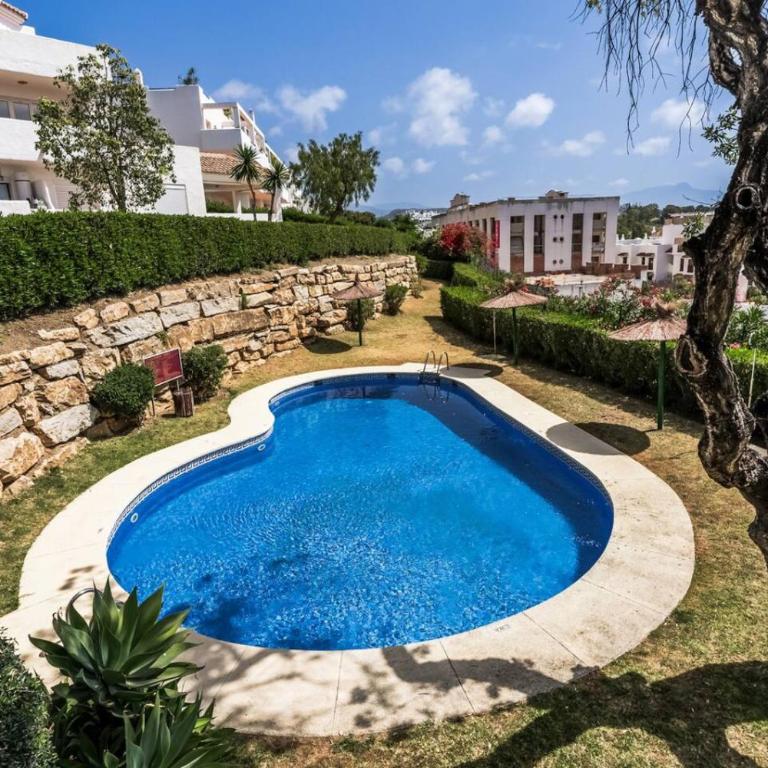 Ultimate Rentals - Scenic 2BR Haven Breathtaking Sea and Garden Views - Apartment - 12