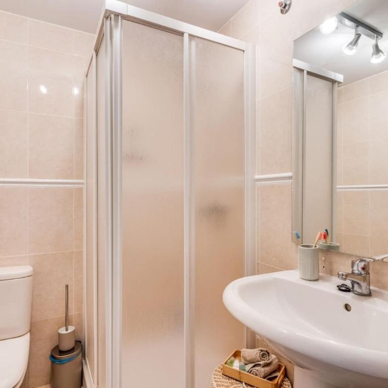 Ultimate Rentals - Scenic 2BR Haven Breathtaking Sea and Garden Views - Apartment - 14