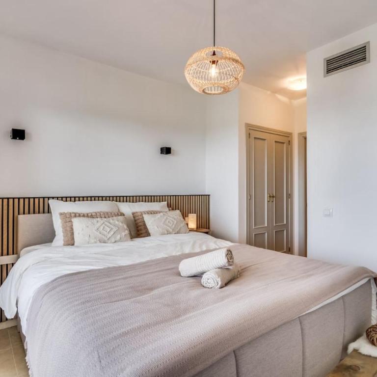 Ultimate Rentals - Scenic 2BR Haven Breathtaking Sea and Garden Views - Apartment - 18