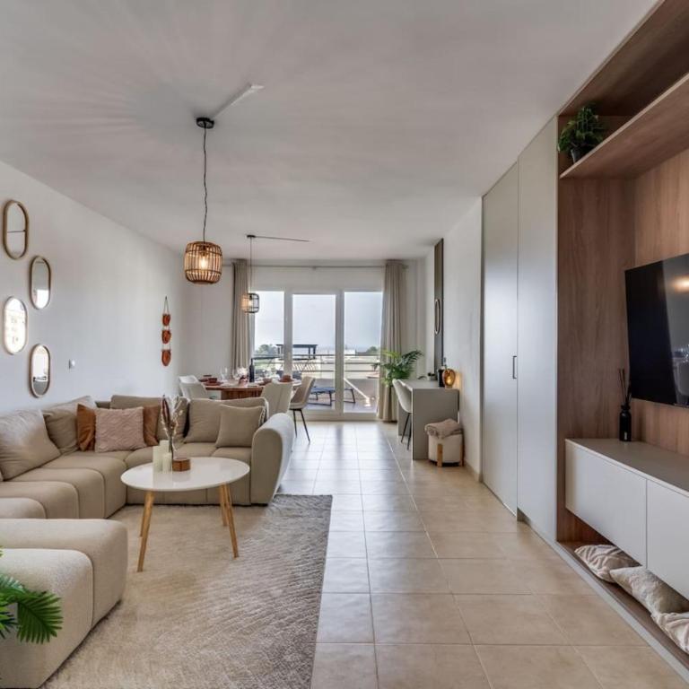 Ultimate Rentals - Scenic 2BR Haven Breathtaking Sea and Garden Views - Apartment - 21