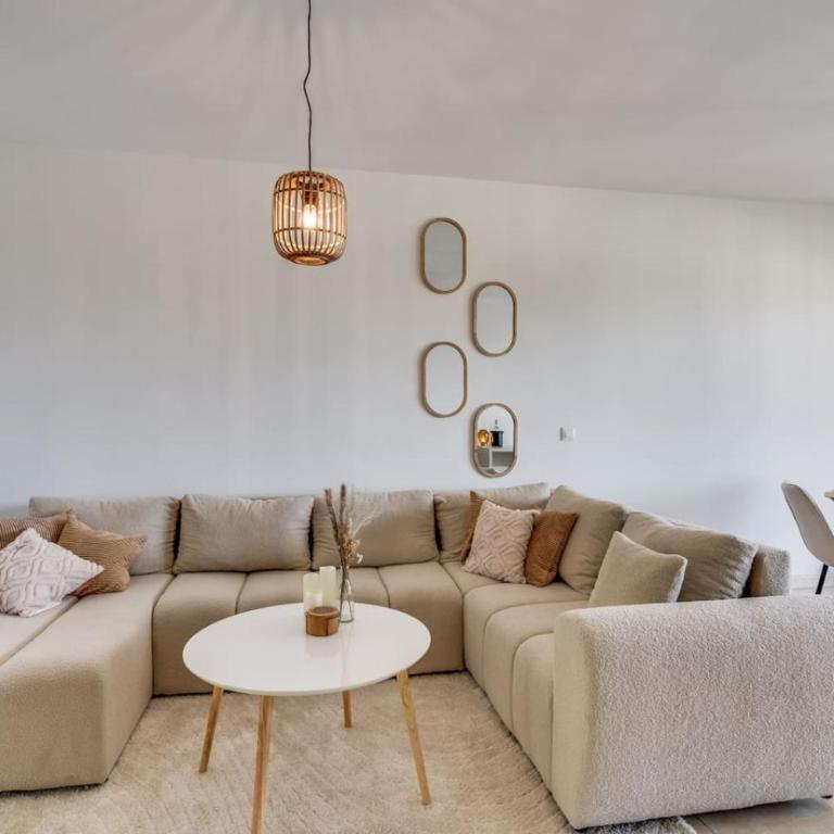 Ultimate Rentals - Scenic 2BR Haven Breathtaking Sea and Garden Views - Apartment - 23