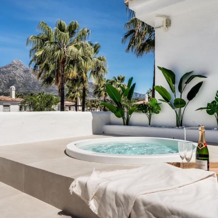 Ultimate Rentals - Luxury Penthouse - Los Naranjos de Marbella - Two-Bedroom Apartment with Mountain View - 1