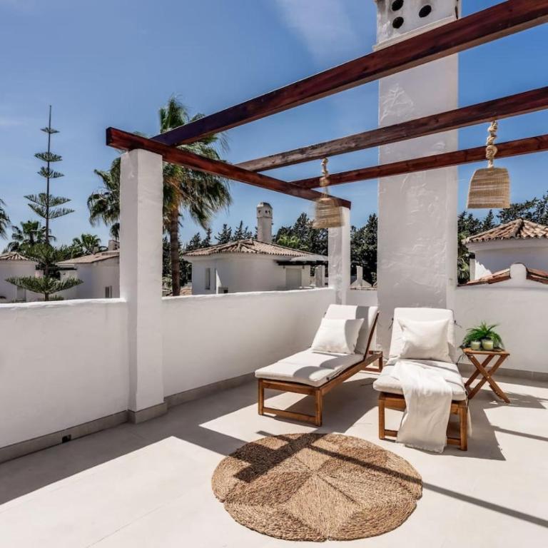Ultimate Rentals - Luxury Penthouse - Los Naranjos de Marbella - Two-Bedroom Apartment with Mountain View - 42