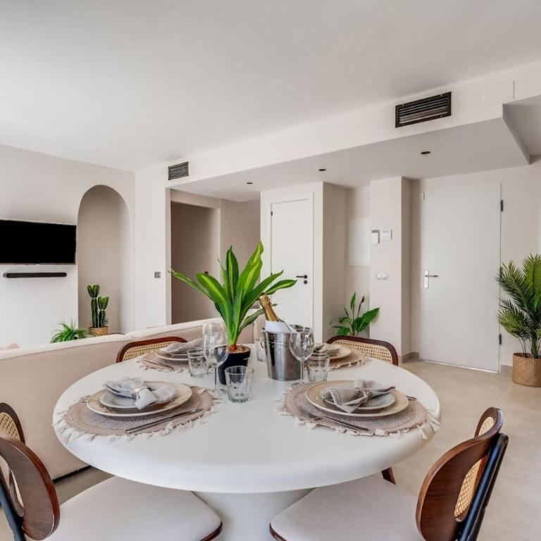 Ultimate Rentals - Luxury Penthouse - Los Naranjos de Marbella - Two-Bedroom Apartment with Mountain View - 17