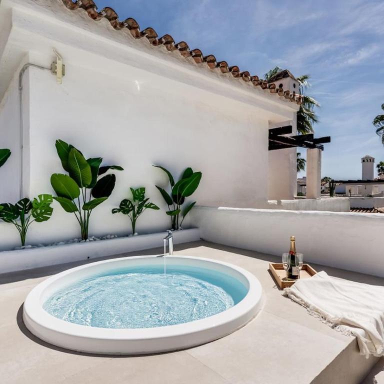 Ultimate Rentals - Luxury Penthouse - Los Naranjos de Marbella - Two-Bedroom Apartment with Mountain View - 41
