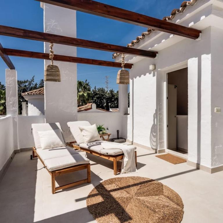 Ultimate Rentals - Luxury Penthouse - Los Naranjos de Marbella - Two-Bedroom Apartment with Mountain View - 40